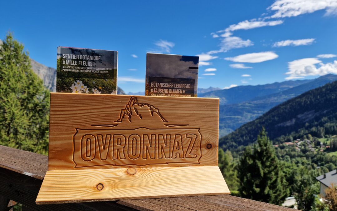 Support en bois gravé